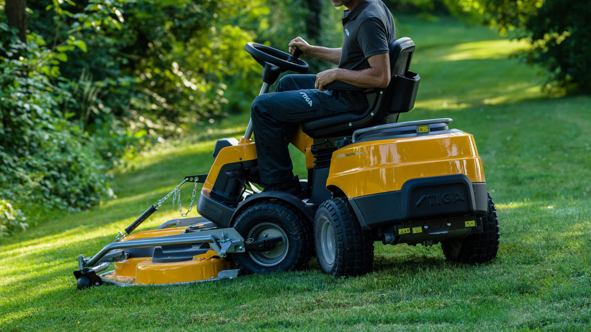 Tracteur tondeuse autoportée Stiga - partenaire matériel pour parcs et jardins chez Bosson SA
